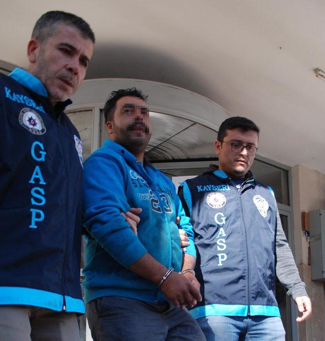İdrarıyla araç camlarını silerken yakalanıp gözaltına alındı
