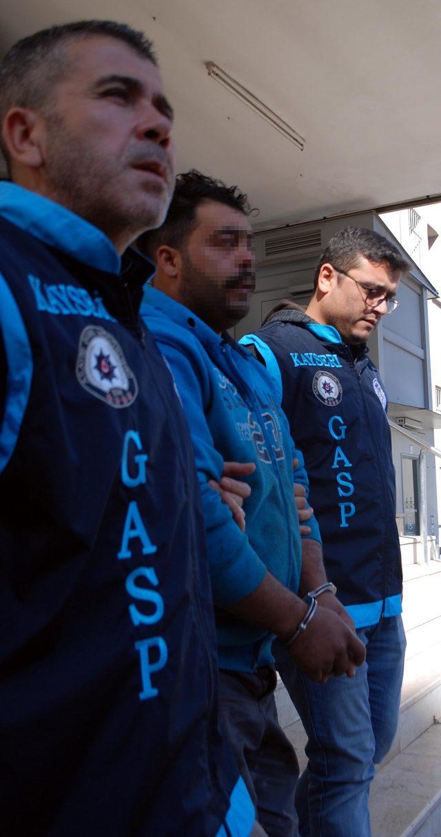 İdrarıyla araç camlarını silerken yakalanıp gözaltına alındı