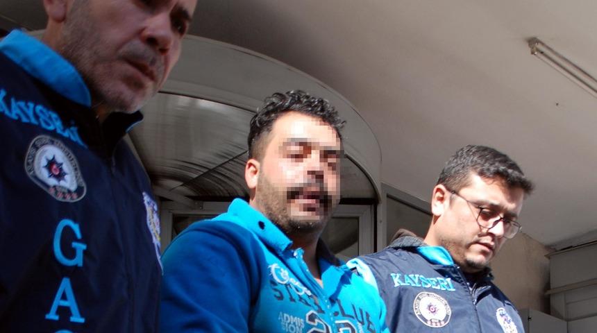 İdrarıyla ara&ccedil; camlarını silerken yakalanıp g&ouml;zaltına alındı