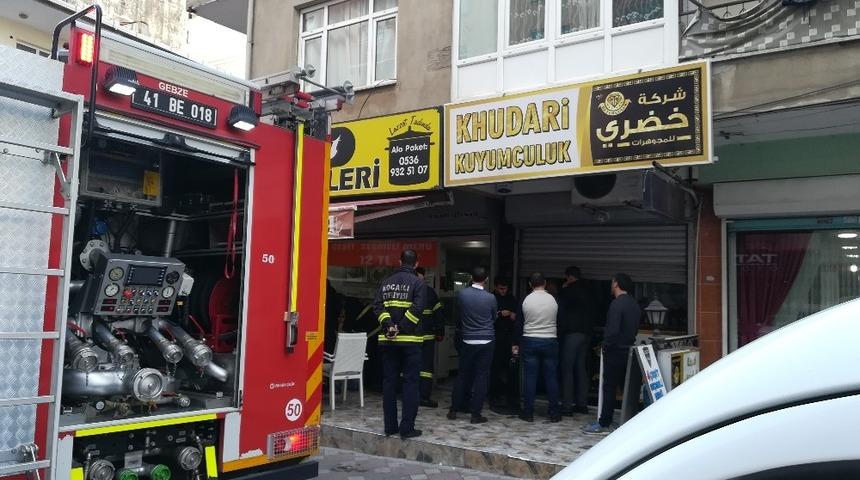 Kuyumcu d&uuml;kkanında yangın paniğe neden oldu