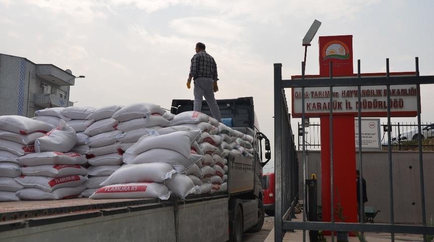 Karab&uuml;k&rsquo;te &ccedil;ift&ccedil;ilere buğday tohumu dağıtımı devam ediyor