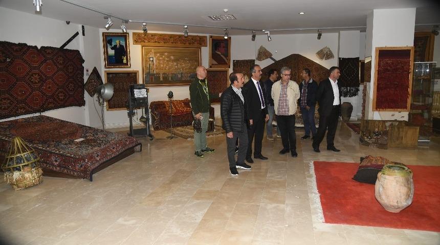 Ses sanat&ccedil;ısı Mustafa Keser, Etnografya M&uuml;zesini gezdi