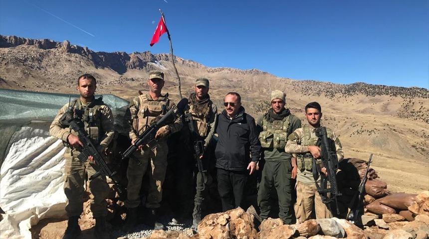 Siirt Valisi Ali Fuat Atik Herekol Dağı'nda görevli askerlerle bir araya geldi