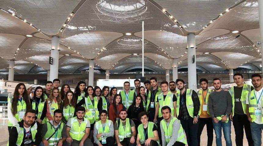 AÜ öğrencilerinden yeni havalimanına tam not