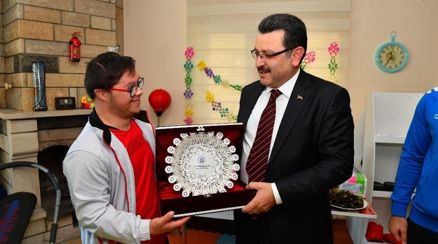 Engeline rağmen yılmadı ve kazandı