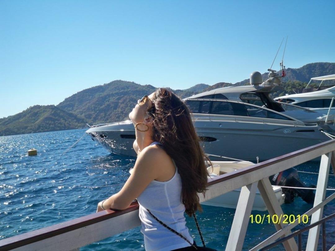 Yeni doğan ikizlerine isim veremeden &ouml;len Şule &ouml;ğretmen son yolculuğuna uğurlandı