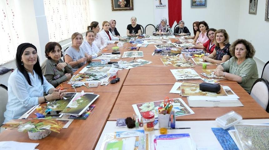 Boş zamanlarını &uuml;reterek değerlendiriyorlar