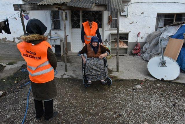 Başkan Bozkurt’tan talep ettiği tekerlekli sandalyeye kavuştu