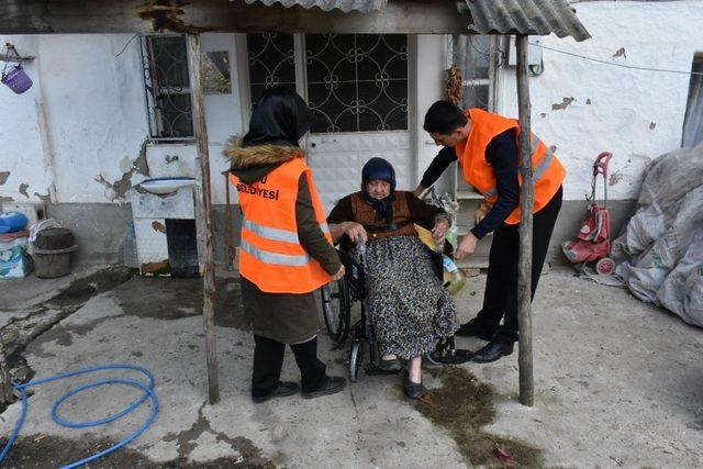 Başkan Bozkurt’tan talep ettiği tekerlekli sandalyeye kavuştu