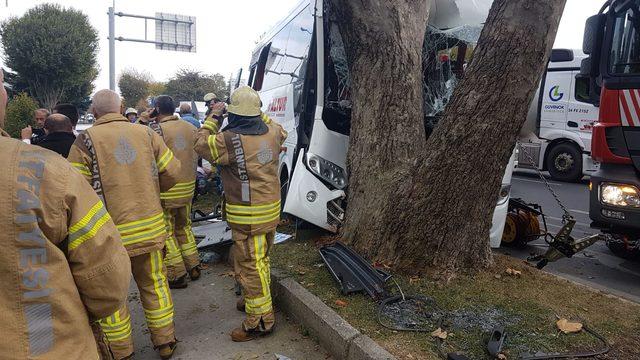 bakirkoyde-midibus-agaca-carpti-cok-sayida-yarali-var-1-_7978_dhaphoto1