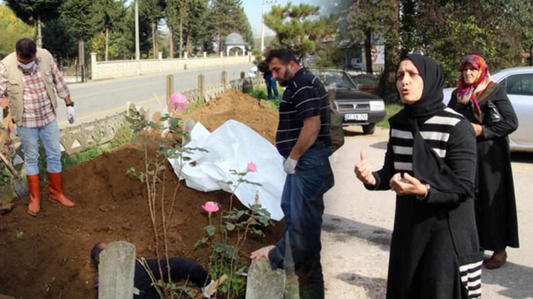 Mezarlıkta hayatlarının şokunu yaşadılar! 'Aklımız duracak sandık'