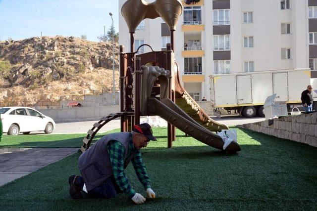 Melikgazi Belediyesi çocuk oyun alanlarına sentetik çim döşedi