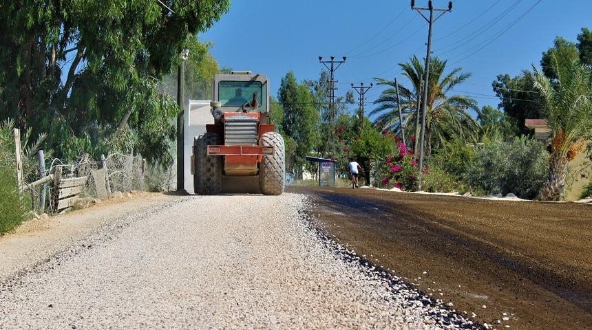 B&uuml;y&uuml;kşehir Belediyesi yol &ccedil;alışmalarını Silifke&rsquo;de s&uuml;rd&uuml;rd&uuml;