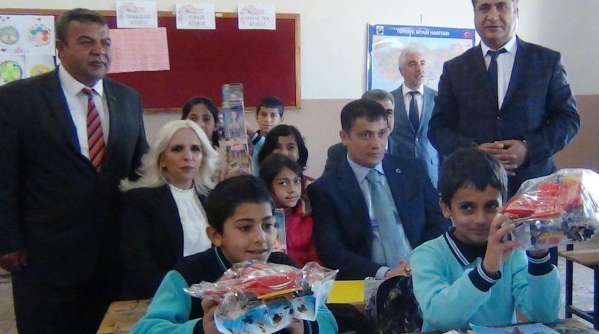 Genel Başkan Algın, Erciş&rsquo;te &ccedil;ocukları sevindirdi