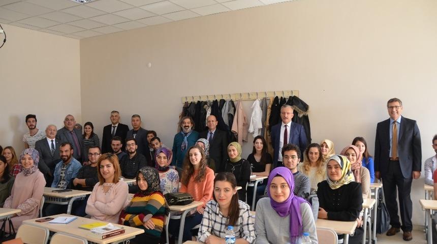 Rekt&ouml;r Levent, &ouml;ğrencilerle bir araya geldi