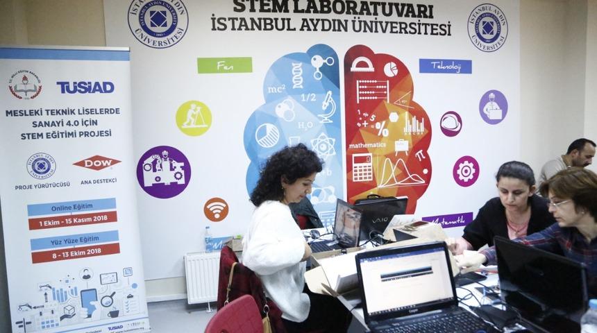 TÜSİAD'ın "STEM elçisi öğretmenleri" okullarına dönüyor