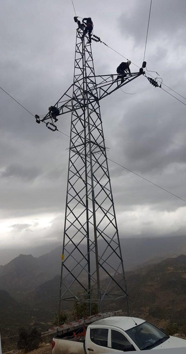 Şırnak’ta fırtınanın devirdiği direği Dicle Elektrik onardı