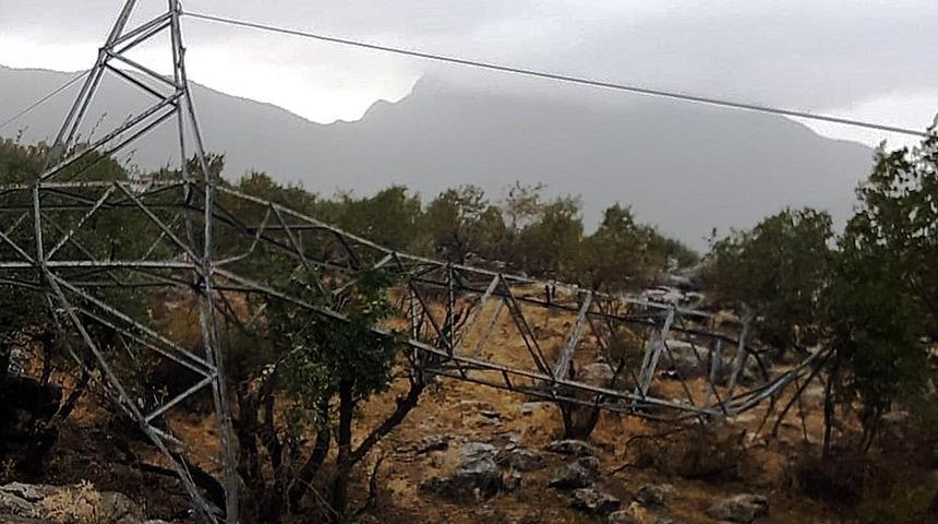 Şırnak&rsquo;ta fırtınanın devirdiği direği Dicle Elektrik onardı