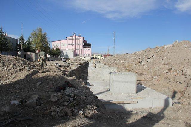 Başkan Bozkurt kapalı pazar yeri çalışmalarını yerinde inceledi