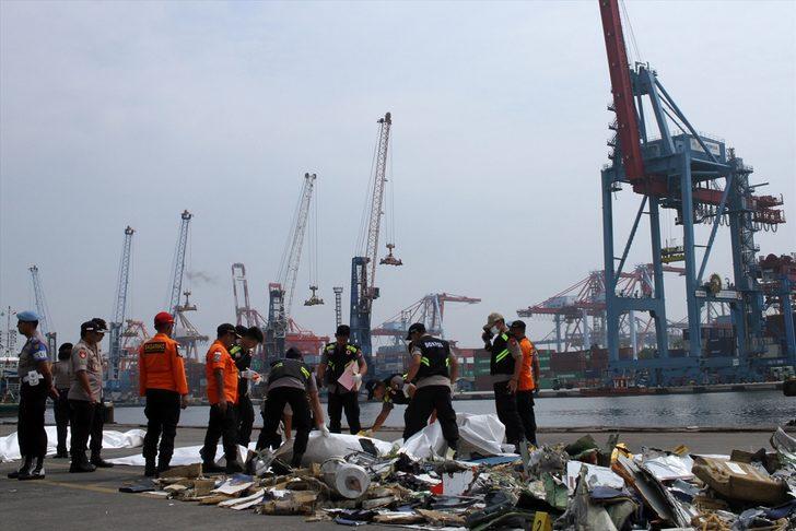 Endonezya'da düşen uçaktan geriye kalanlar G1