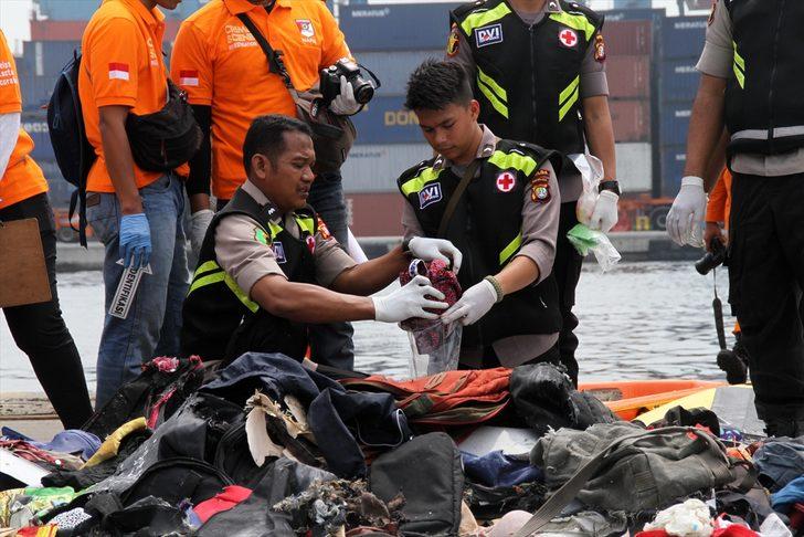 Endonezya'da düşen uçaktan geriye kalanlar G4