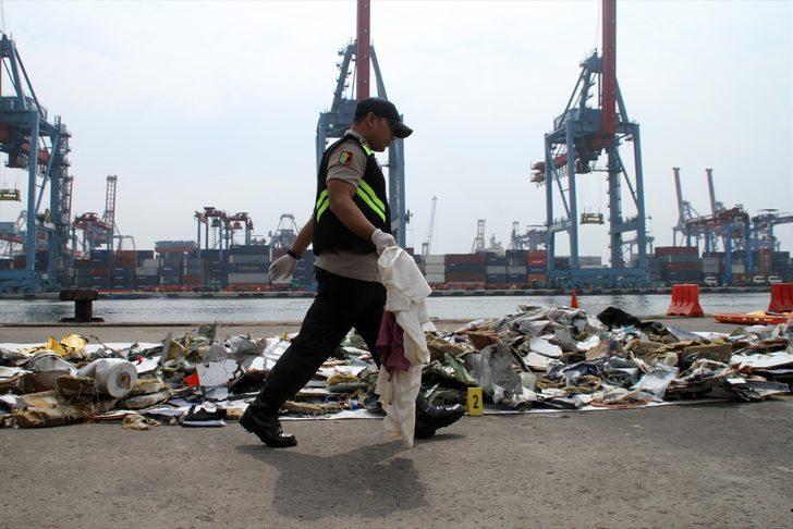 Endonezya'da düşen uçaktan geriye kalanlar G5