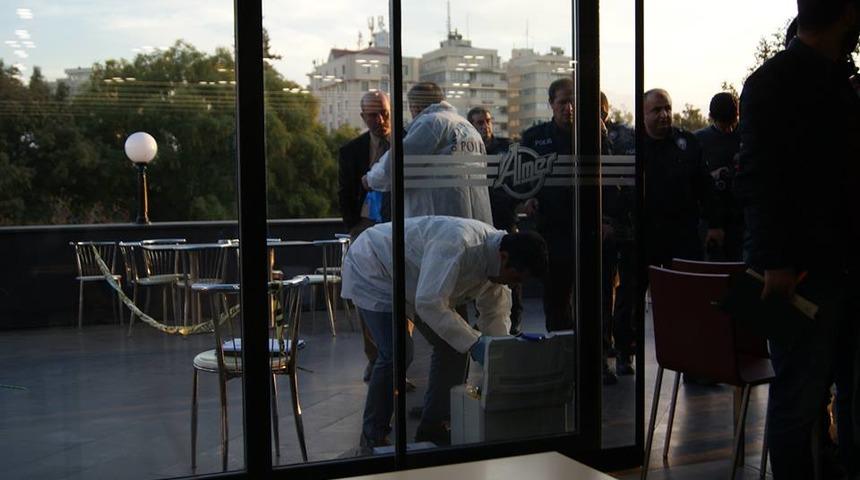 AVM'nin terasında dehşet! Eşine kurşun yağdırdı