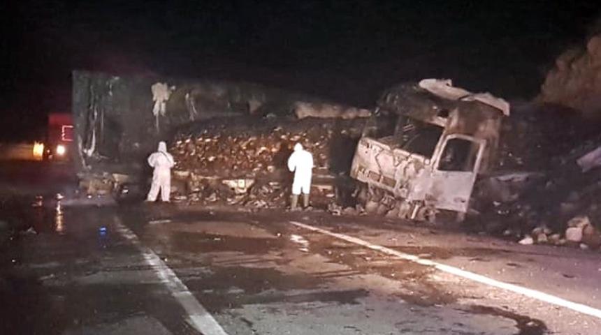 Kan torbası yüklü TIR, yangında kül oldu! Tonlarca kan imha edilecek