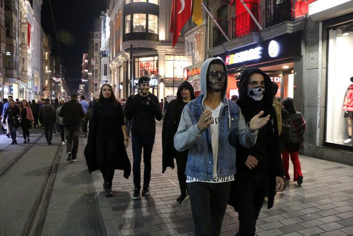 Taksim'i 'cadılar' bastı! G3