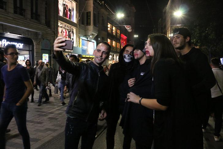 Taksim'i 'cadılar' bastı! G1