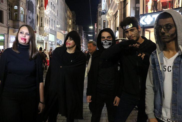 Taksim'i 'cadılar' bastı! G4