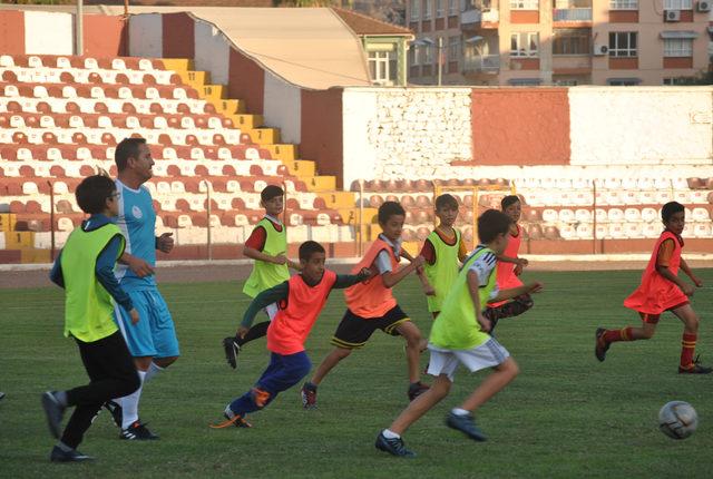 Futbolun efsaneleri, Hatay’da çocuk ve gençlerle buluştu