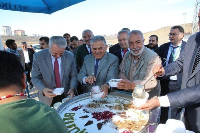 Melikgazi’den öğrencilere aşure ikramı