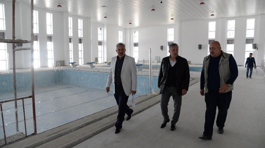 Başkan &Ccedil;etin y&uuml;zme havuzu inşaatını denetledi