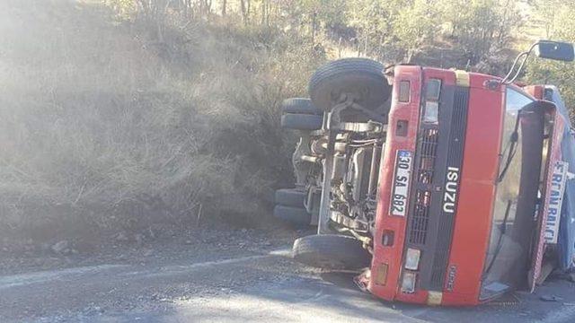 Şemdinli’de freni patlayan kamyonetin devrildi