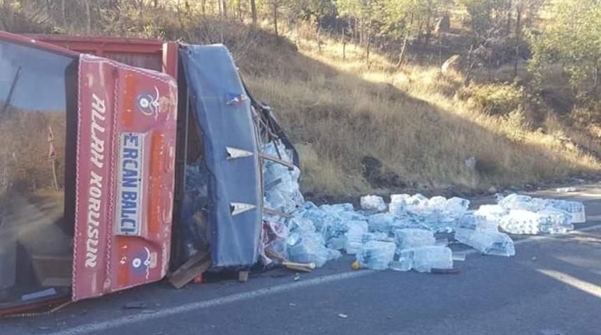 Şemdinli&rsquo;de freni patlayan kamyonetin devrildi