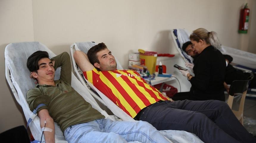 Gen&ccedil; KAYMEK&rsquo;ten kan bağışı