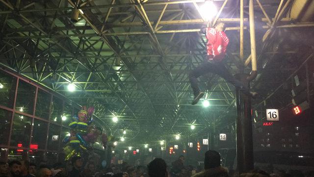 Asker adayları, peron demirlerine asılıp barfiks &ccedil;ekti 2