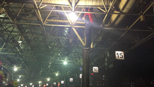 Asker adayları, peron demirlerine asılıp barfiks &ccedil;ekti 3