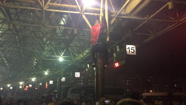 Asker adayları, peron demirlerine asılıp barfiks &ccedil;ekti 4