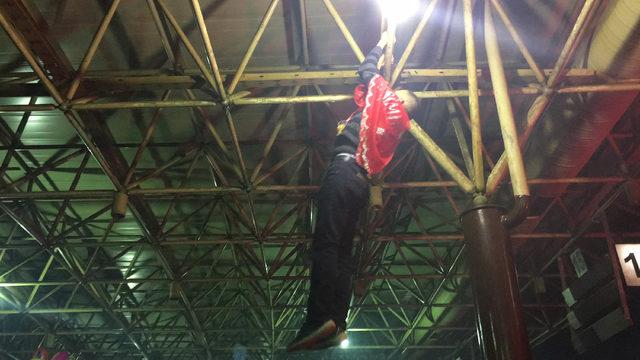 Asker adayları, peron demirlerine asılıp barfiks çekti