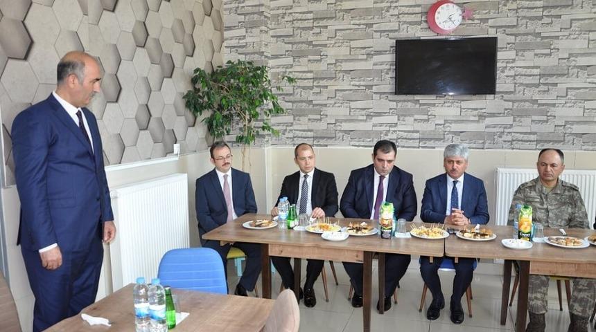 Kars&rsquo;ta mahkumların eserleri adliyede satışa sunuldu