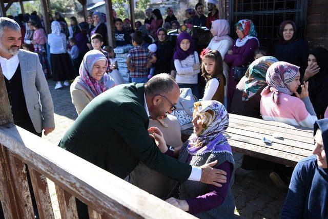 Başkan Üzülmez asker uğurladı