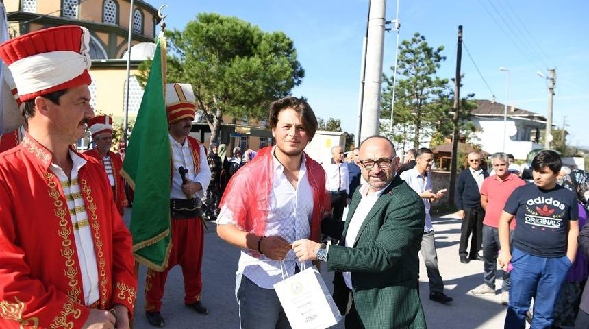 Başkan &Uuml;z&uuml;lmez asker uğurladı