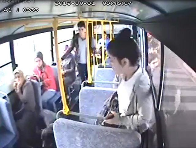 Halk otobüsüne giren köpek yolcuları korkuttu