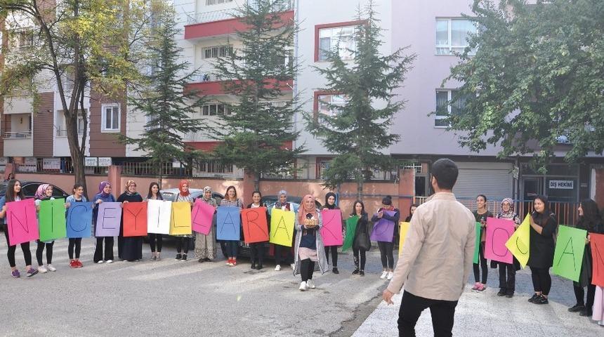 &Ouml;ğretim g&ouml;revlisine s&uuml;rpriz doğum g&uuml;n&uuml;
