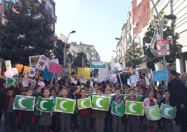 Çark Caddesinde bağımlılığa dikkat çekmek için yürüdüler