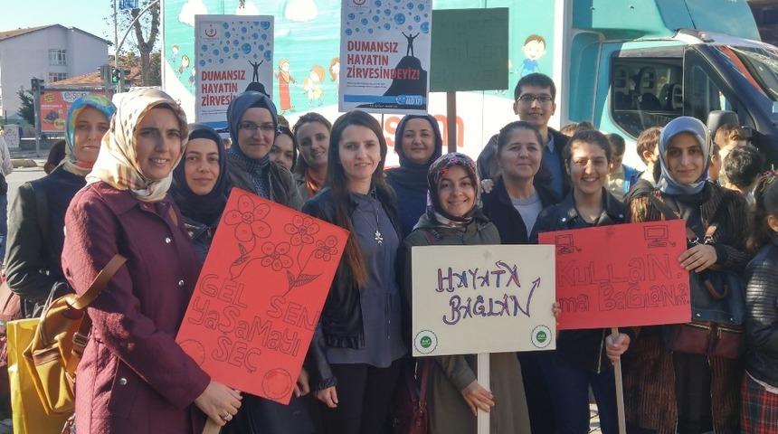 &Ccedil;ark Caddesinde bağımlılığa dikkat &ccedil;ekmek i&ccedil;in y&uuml;r&uuml;d&uuml;ler