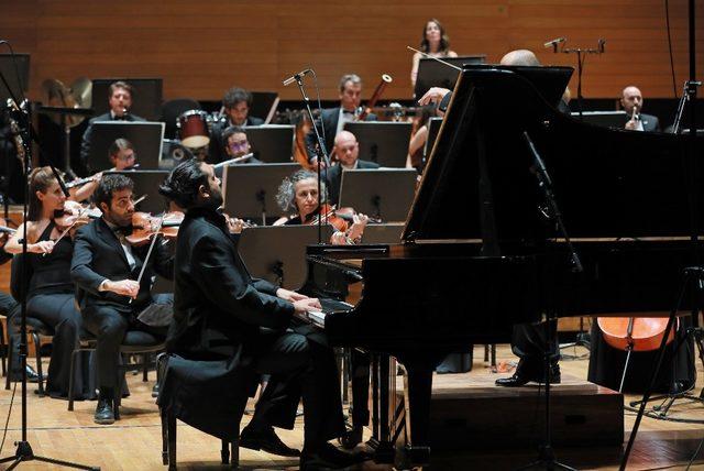 Yaşar Üniversitesi Oda Orkestrası Cumhuriyet konserinde mest etti