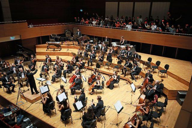 Yaşar Üniversitesi Oda Orkestrası Cumhuriyet konserinde mest etti